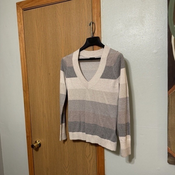 Express Large w/Color Block Print Long Sleeve V-Neck Metallic Pullover Sweater - Picture 1 of 4